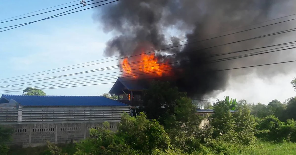 ไฟไหม้โรงไม้ชื่อดังอ่างทอง “ส.เทพรักษา” วอดบ้านทรงไทยหรู เสียหายนับล้าน