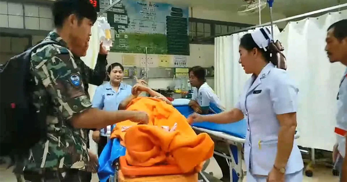 ทีมเเพทย์เตรียมนำ นักท่องเที่ยวตกเขา เข้าผ่าตัด