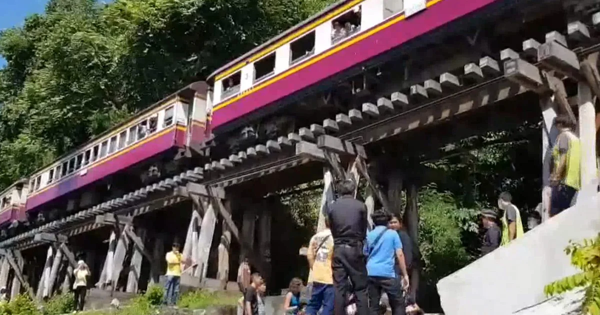 หนุ่มพลัดตกรถไฟเที่ยวเมืองกาญจน์  หลังลงไปยืนบันไดขึ้น-ลง เพื่อถ่ายรูป
