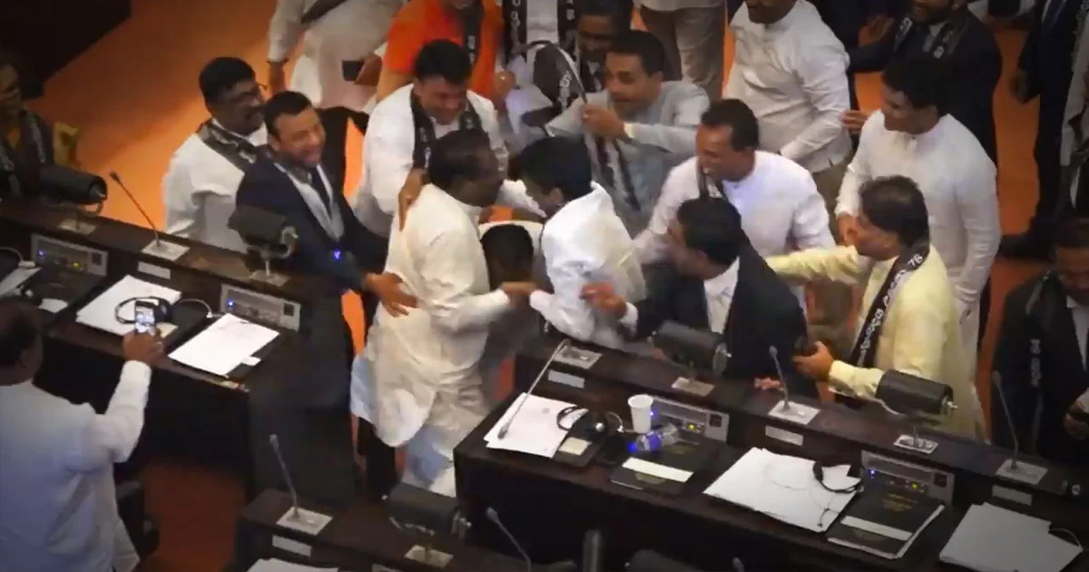 สภาเดือด ! ส.ส.ศรีลังกา วางมวยกลางที่ประชุม ปมปลดนายกฯ แต่งตั้งคนใหม่
