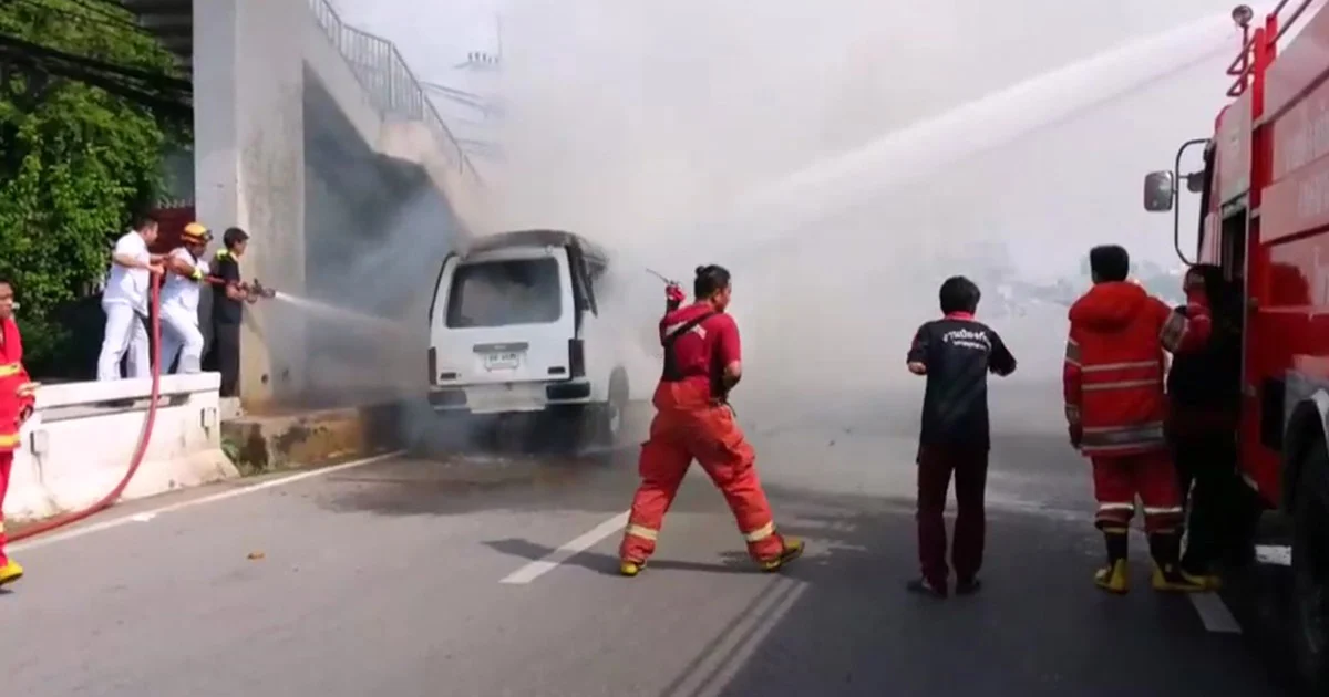 ไฟไหม้รถตู้บนถนนพระราม 2  พบคนขับหนีเอาตัวรอด
