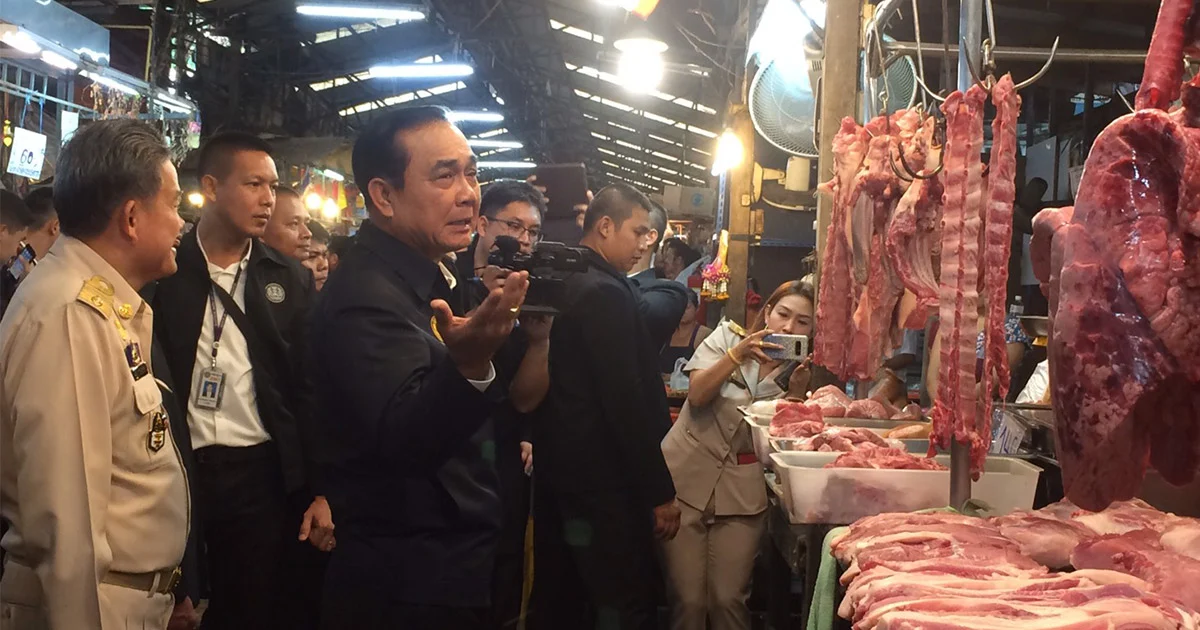นายกฯ แนะแม่ค้าตลาดพระประแดงขายของออนไลน์กระตุ้นยอดขาย