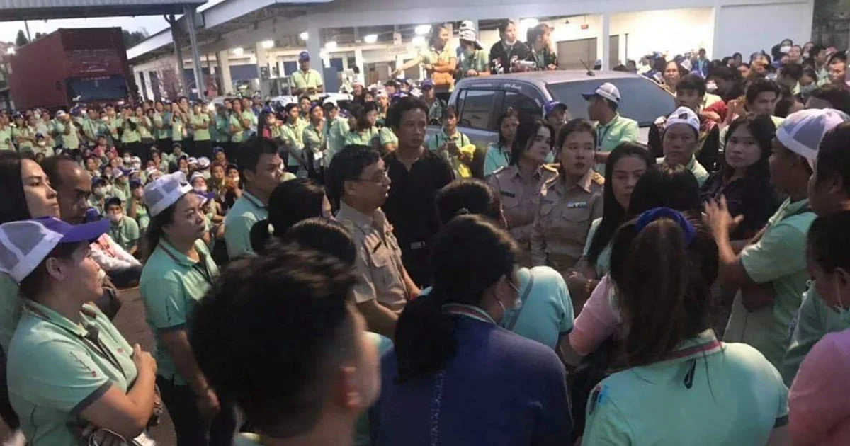 พนง.กว่า 500 คน รวมตัวปิดถนน-ประท้วงโรงงานย่านปราจีนฯ โวยโบนัสน้อยกว่าปีก่อน