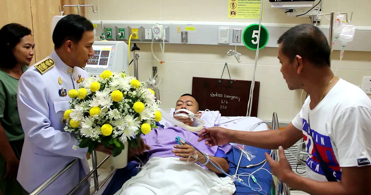 สมเด็จพระเจ้าอยู่หัว พระราชทานดอกไม้และสิ่งของเยี่ยมทหารบาดเจ็บ
