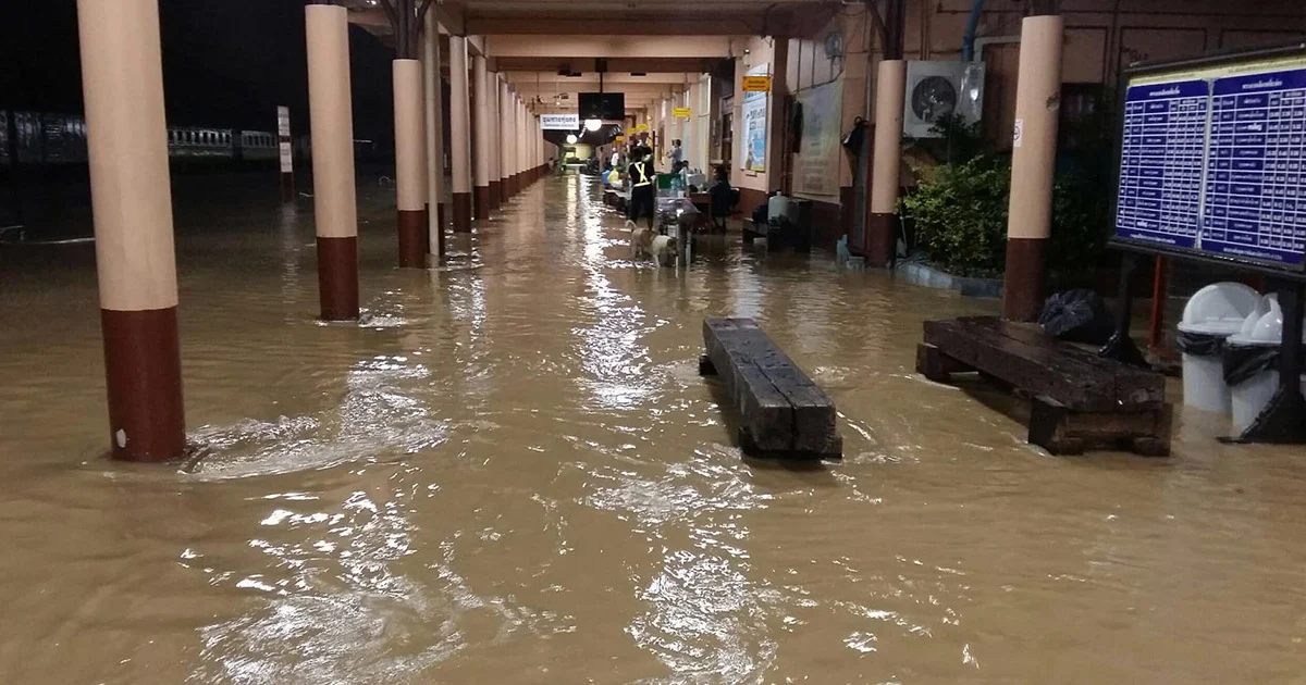 น้ำท่วมรางรถไฟสายใต้เริ่มลดระดับ บางสถานีเปิดเดินรถไฟได้แล้วพร้อมจัดรถรับส่งถึงปลายทาง