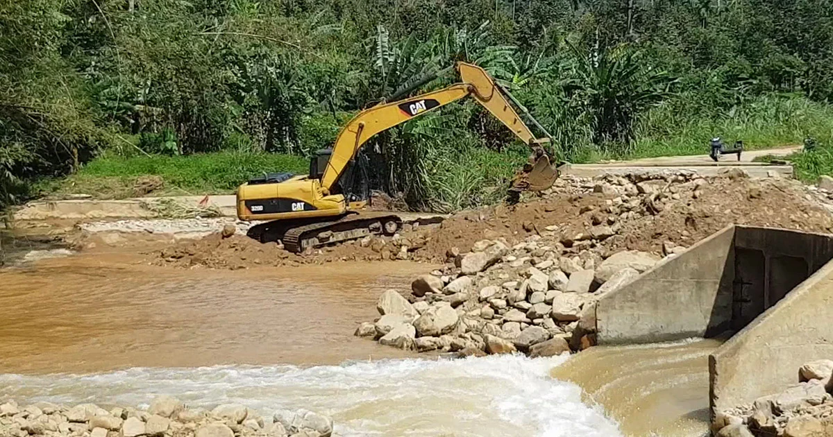 ชาวกรุงชิงลงขันซ่อมสะพานเข้าหมู่บ้านหลังพายุปาบึกถล่มพังเสียหาย