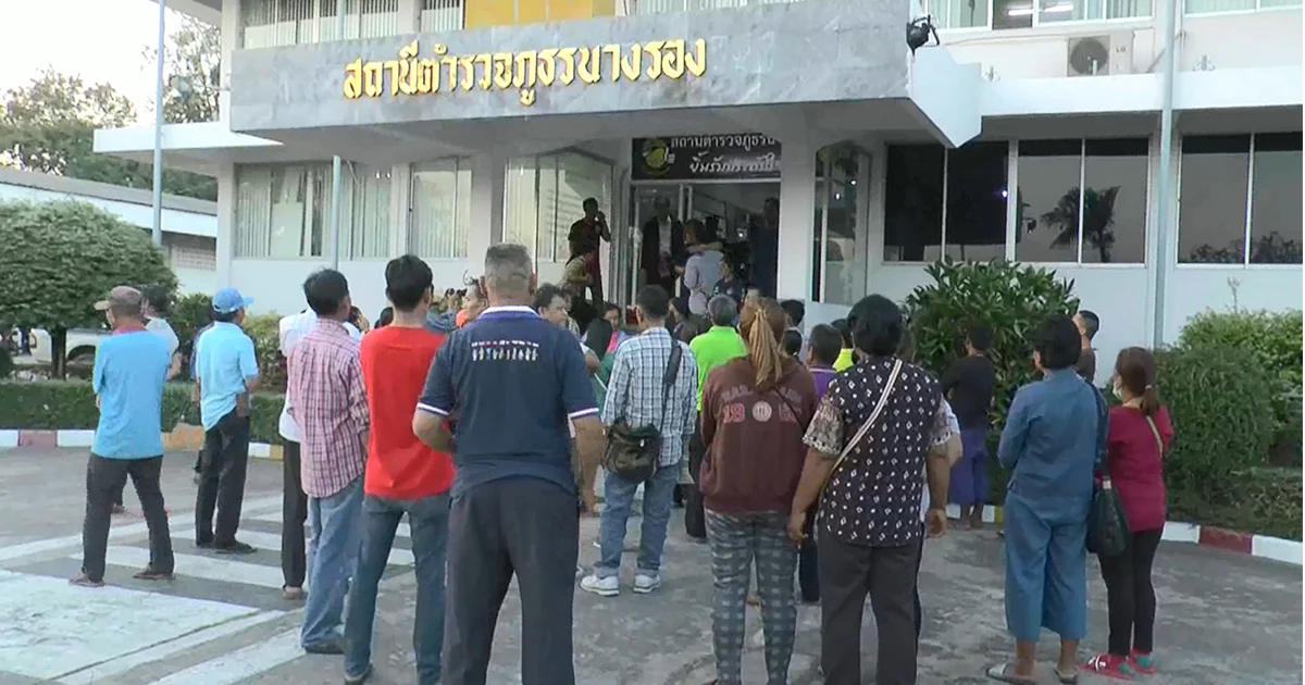 ชาวบ้านเเห่ให้กำลังใจ “ว่าที่ผู้สมัคร ส.ส.” ถูก ตร.บุกจับ ขณะพาสุดารัตน์ ลงพื้นที่