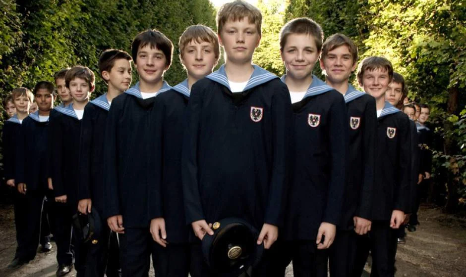 (ดูคลิป) สุดไพเราะ “สายฝน” เพลงพระราชนิพนธ์ บรรเลงโดย Vienna Boys Choir