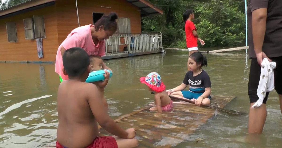 เด็กเล่นน้ำแทนไปเที่ยวงานวันเด็ก เพราะน้ำท่วมบ้าน จ.สุราษฎร์ธานี