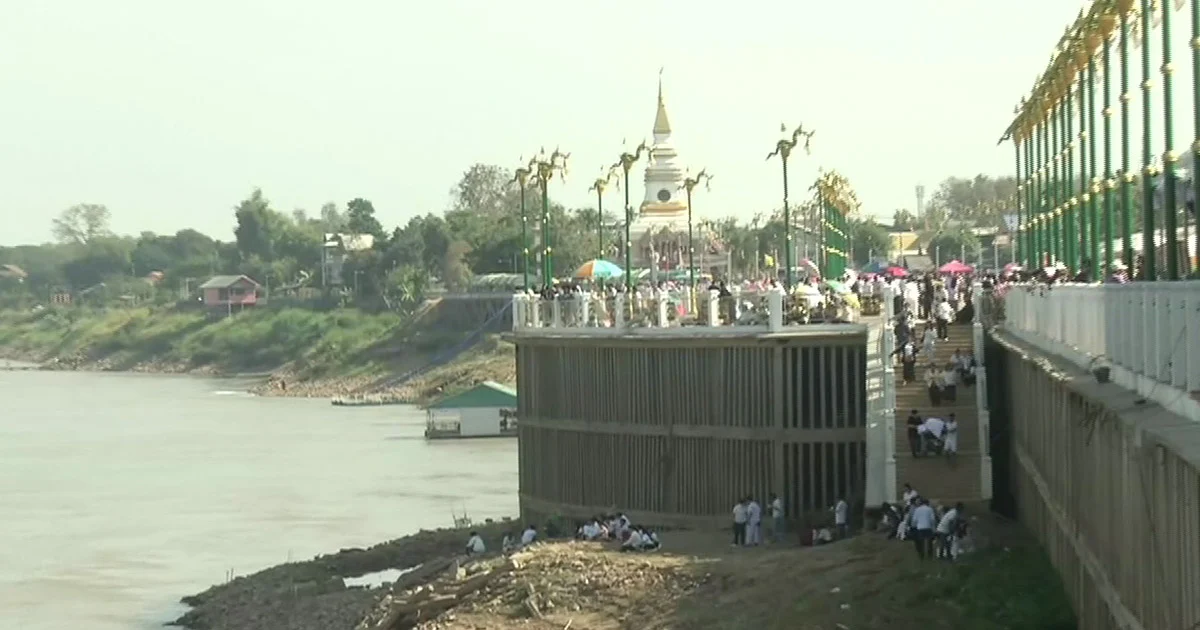 ประชาชนไทย-ลาว เนืองแน่นริมฝั่งโขง จองพื้นที่ร่วมพิธีลอยอังคาร ‘หลวงพ่อคูณ’