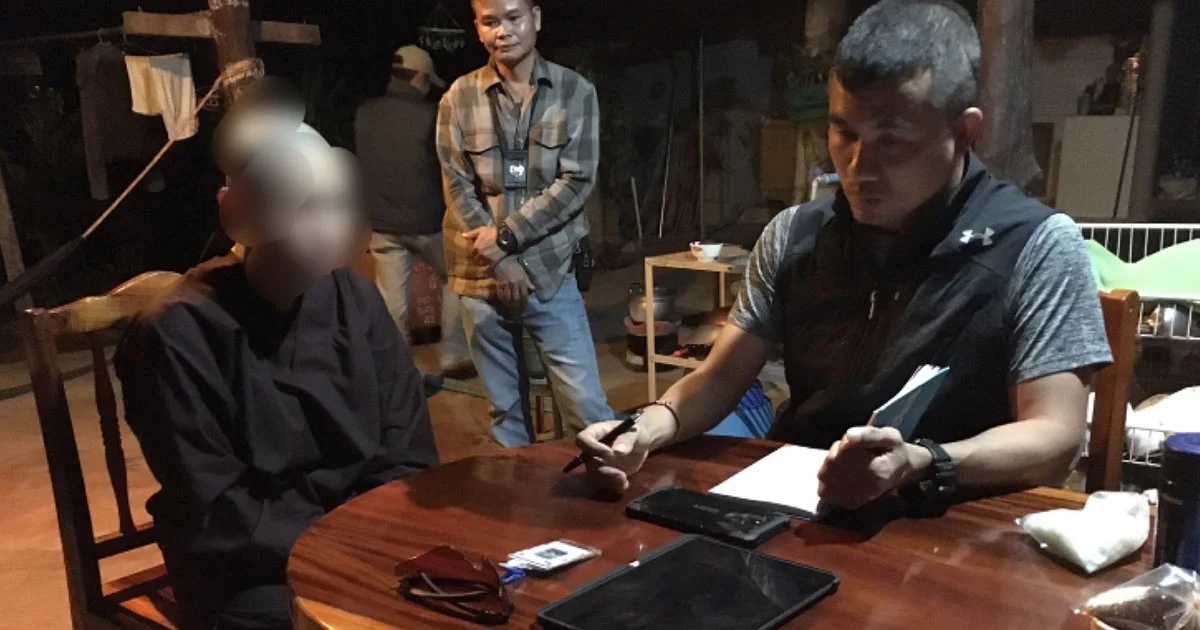 ลูกจ้างร้านเพชรลักเครื่องประดับไปจำนำ ก่อนหนีไปบวชชี