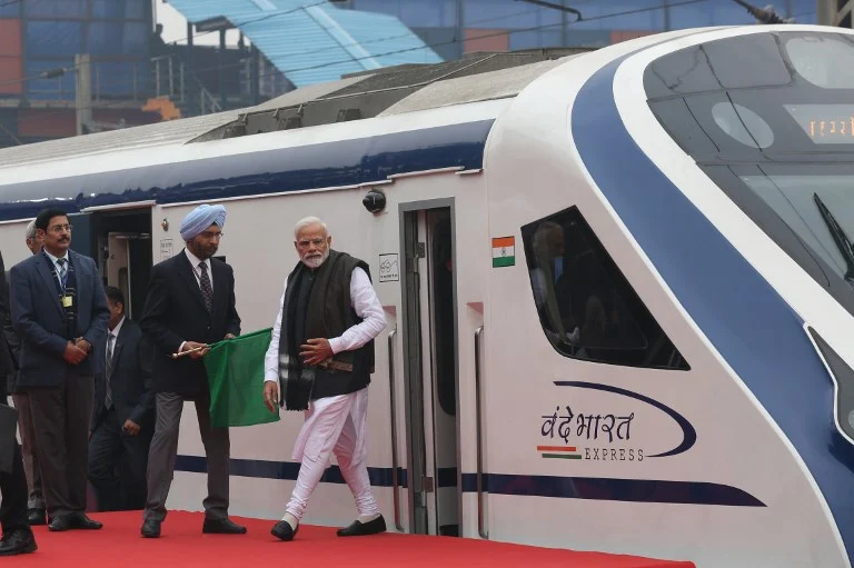 “รถไฟกึ่งความเร็วสูง” อินเดีย มีปัญหาตั้งแต่ใช้งานครั้งแรก หลังพิธีเปิดแค่วันเดียว