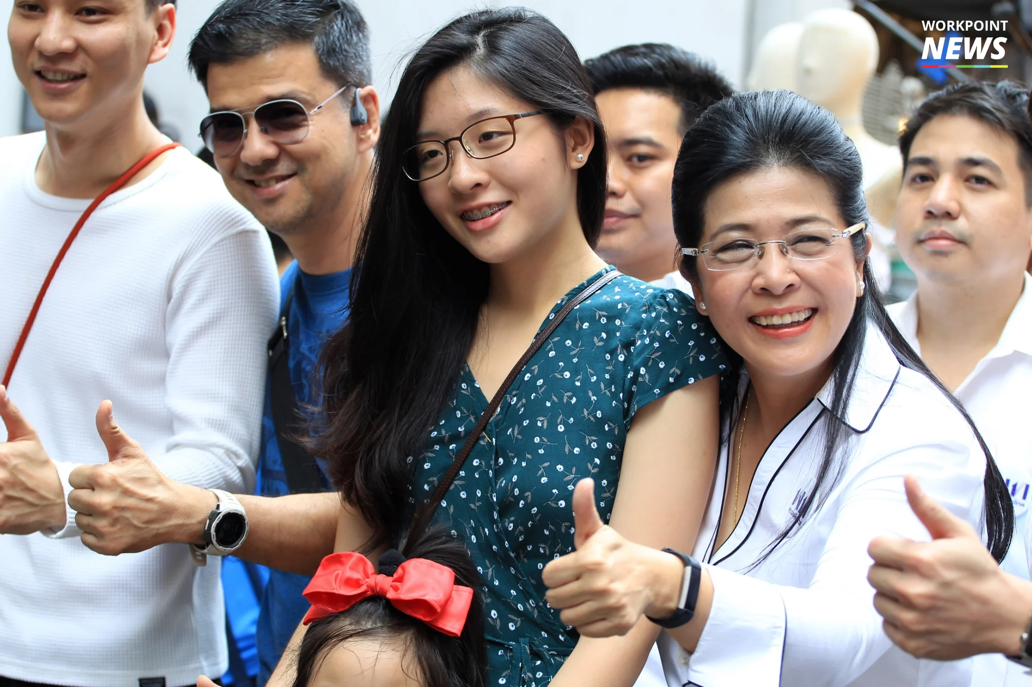 “สุดารัตน์” ควงน้อง “จินนี่” หาเสียงย่านสยามสแควร์ วัยรุ่นขอถ่ายรูป