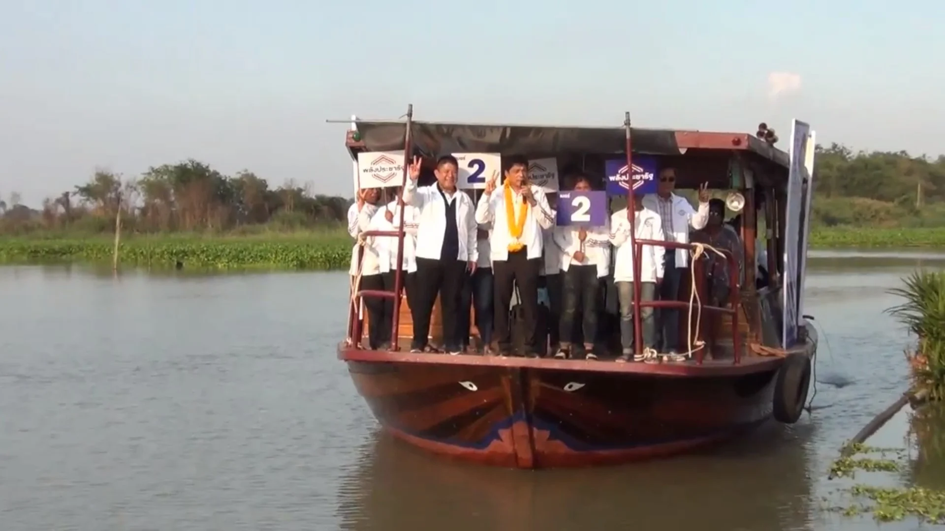 ผู้สมัครพรรคพลังประชารัฐ จ.อุทัยธานี ล่องเรือขอคะแนนเสียง พร้อมชูนโยบายเพิ่มสิทธิ์ใช้บัตรสวัสดิการแห่งรัฐ