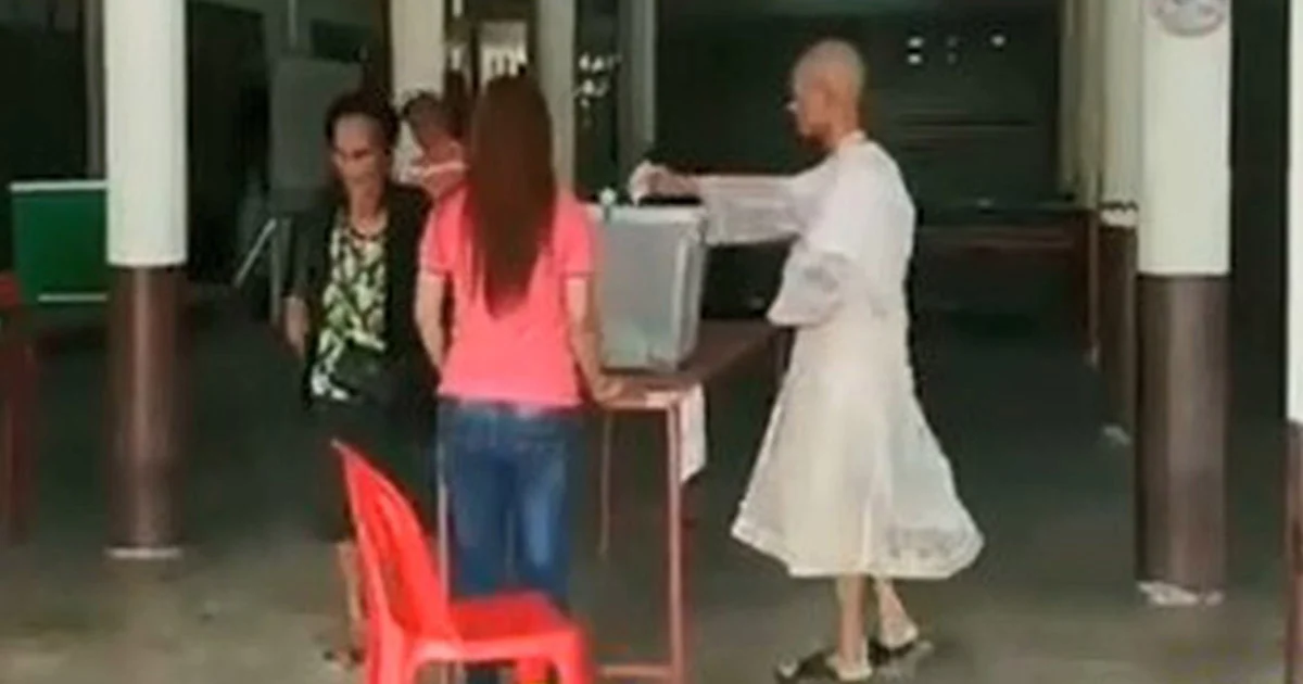 2 นาค ใช้สิทธิเลือกตั้ง ก่อนเข้าอุโบสถ บวชเป็นพระสงฆ์