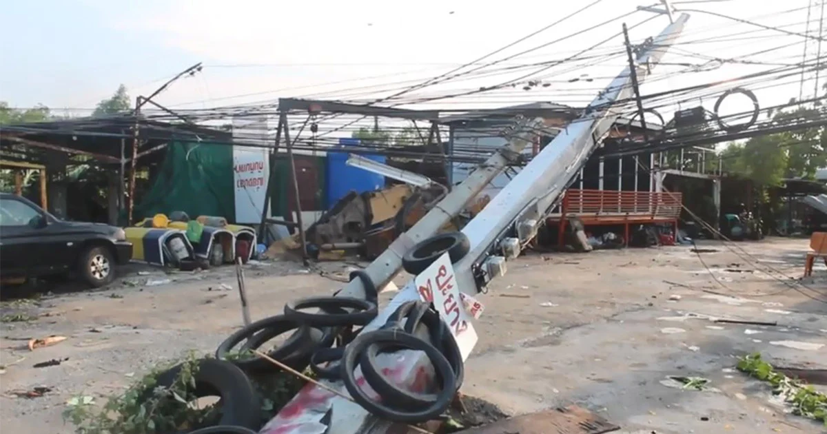 ปทุมธานี พายุพัดกระหน่ำเสาโทรศัพท์หัก ดึงเสาไฟฟ้าล้ม 27 ต้น บ้านเสียหายกว่า 20 หลัง