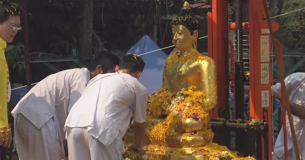 ชาวเชียงใหม่ร่วมสักการะพระพุทธสิหิงค์ในประเพณีปีใหม่เมือง
