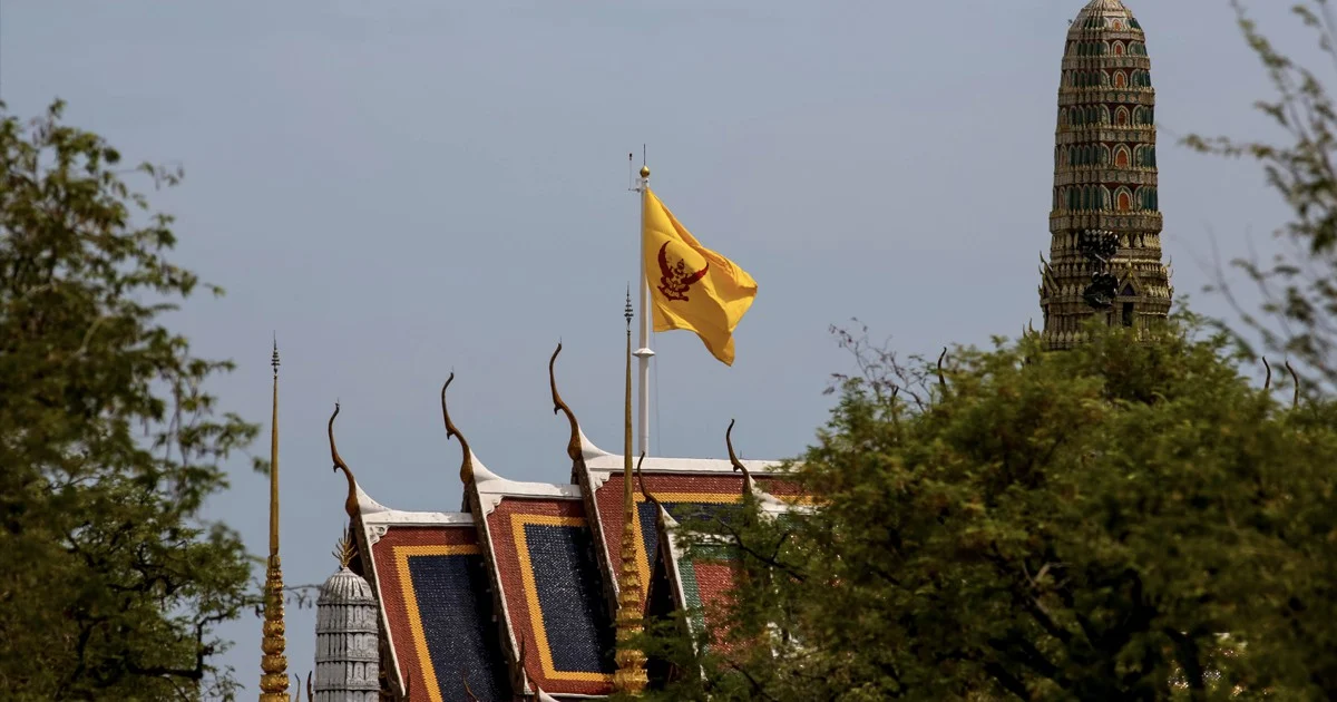 สง่างาม “ธงมหาราชใหญ่” พระราชอิสริยยศแห่งพระมหากษัตริย์ ขึ้นเหนือพระบรมมหาราชวัง