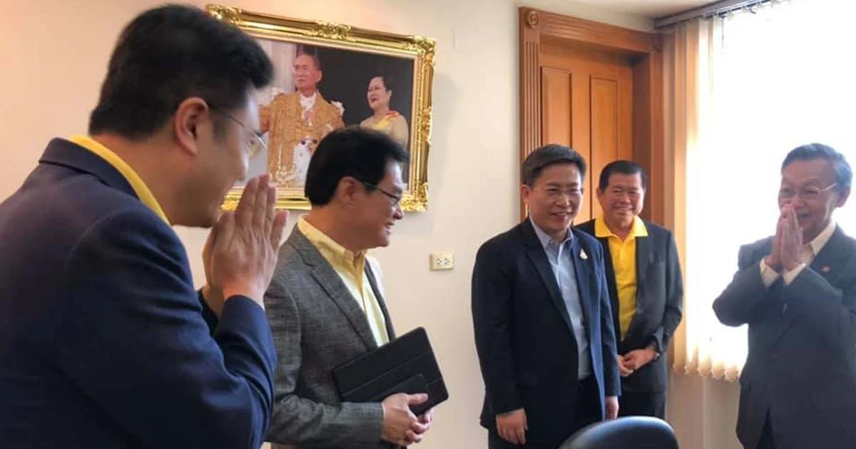 เอกอัครราชทูตจีน พบ หัวหน้าพรรคประชาธิปัตย์ ก่อนการตัดสินใจจับขั้ว