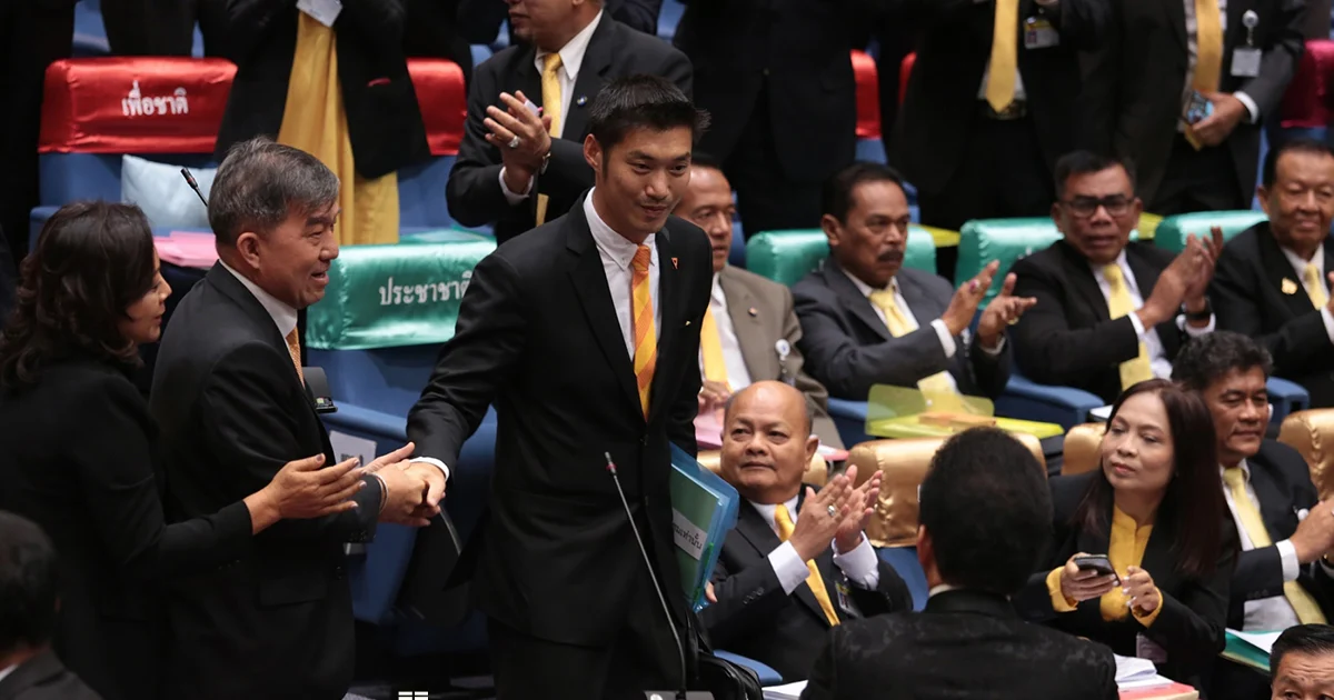 ธนาธร ยืนยัน การเป็นตัวแทนประชาชนไม่จำเป็นต้องทำหน้าที่ในสภาอย่างเดียวและสักวันจะกลับมา (คลิป)