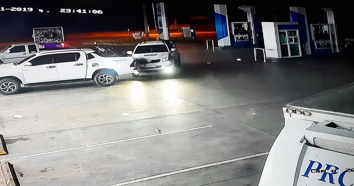 กระบะชนยับในปั๊มน้ำมัน ชาวเน็ตเรียกคลิป Fast 9 จ.เลย