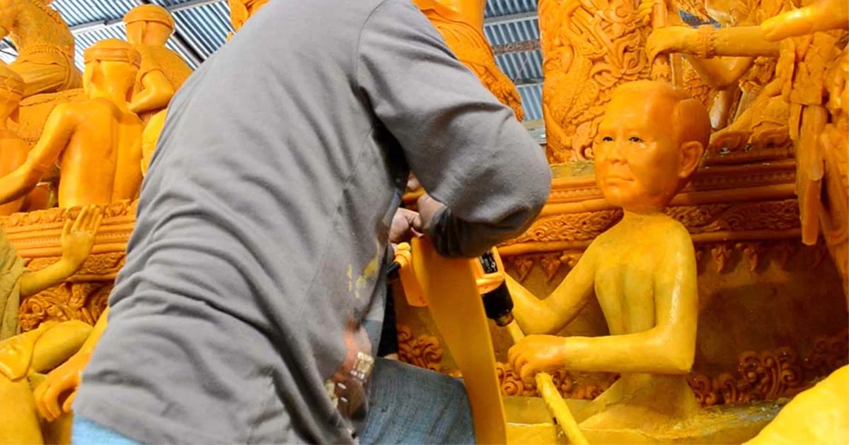เทียนล้อการเมือง วัดโพธิ์ นำหุ่นเทียนลุงตู่ ชวน ธนาธร ร่วมขบวนนาวาธรรม