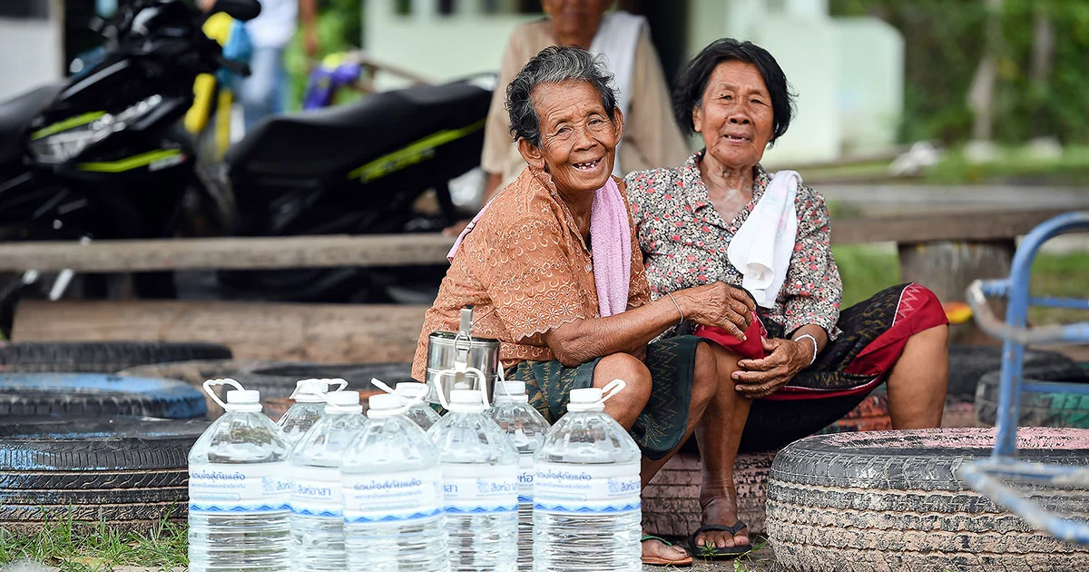 เครือข่าย นศ.สิงห์อาสา 16 สถาบันภาคอีสานมอบน้ำ (ใจ) ช่วยภัยแล้ง จ.มหาสารคาม และ จ.สุรินทร์