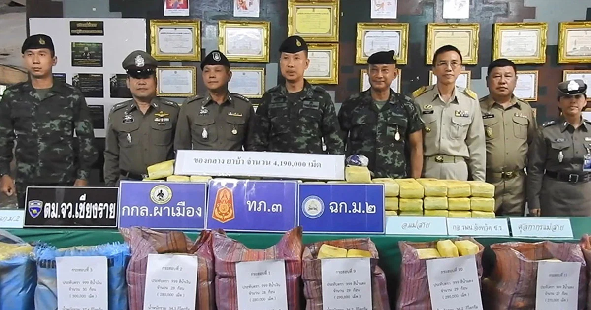 ทหารกองกำลังผาเมือง ตรวจยึดยาบ้า ถูกทิ้งริมทาง เกือบ 4.2 ล้านเม็ด