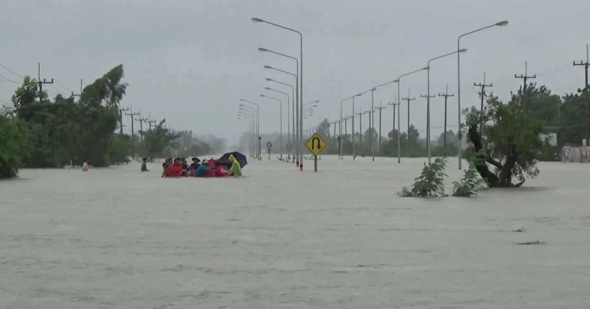 ฝนกระหน่ำ! น้ำเอ่อท่วม ปิดถนนอุบล-ยโสธร อ้อมไกลกว่า 30 กม. ชาวบ้านขนของหนีน้ำ