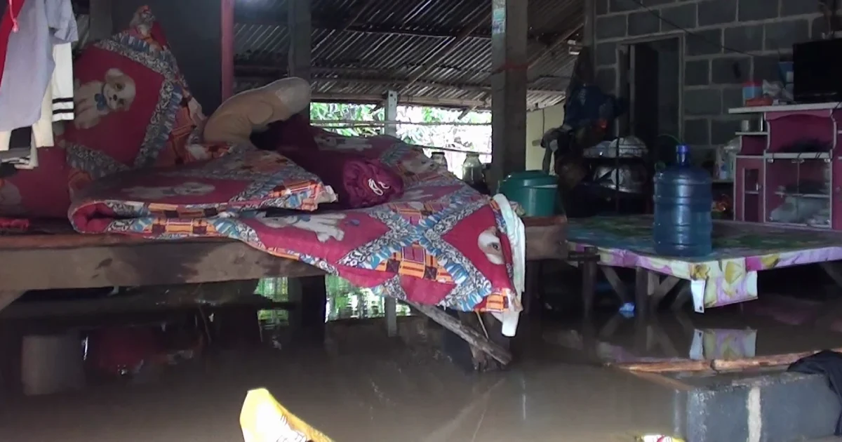 สลดซ้ำ! น้ำท่วมยโสธร แม่อุ้มทารก 8 เดือนหนีน้ำท่วมนอนแคร่ เช้าลูกตกน้ำดับ