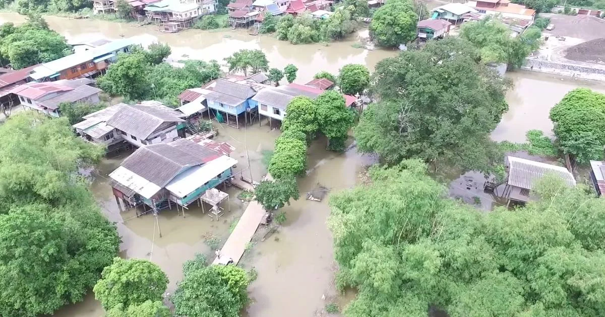อยุธยา น้ำเอ่อล้นตลิ่งท่วมพื้นที่ลุ่มต่ำ อ.เสนา หลังเขื่อนเจ้าพระยา ระบายน้ำเพิ่ม