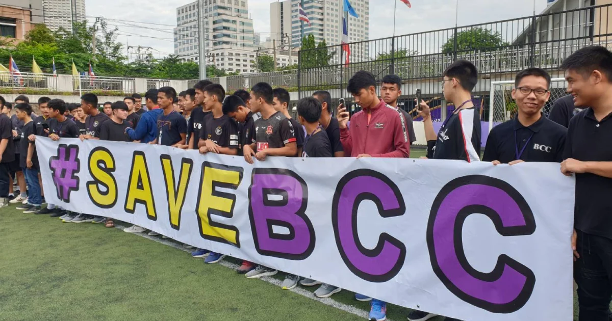 คณะครู-นักเรียน กรุงเทพคริสเตียนฯ ร่วมแต่งดำแสดงเชิงสัญลักษณ์ร้องขอความเป็นธรรม