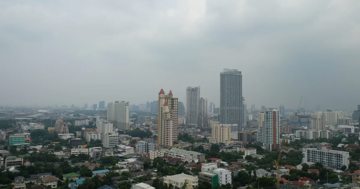 กรมควบคุมมลพิษ แจง ท้องฟ้า กทม.มัวเกิดจากหมอกฝน ไม่ใช่ PM2.5