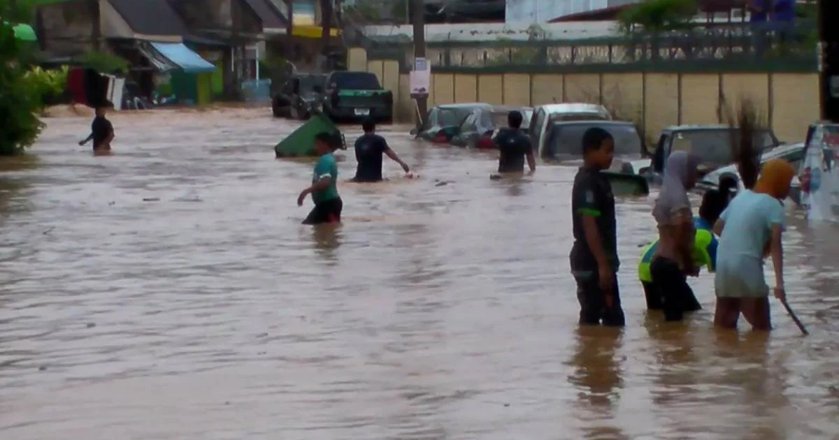ฝนถล่มเบตง! น้ำท่วมขังสูงสุด 1 ม. เหตุระบายไม่ทัน เดือดร้อนกว่า 10 หลังคาเรือน