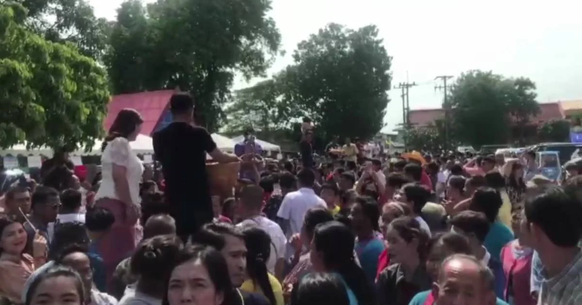 เจ้าภาพงานกฐินวัดดังชลบุรี โปรยทานครึ่งล้าน! ชาวบ้านแห่แย่งแน่นวัด