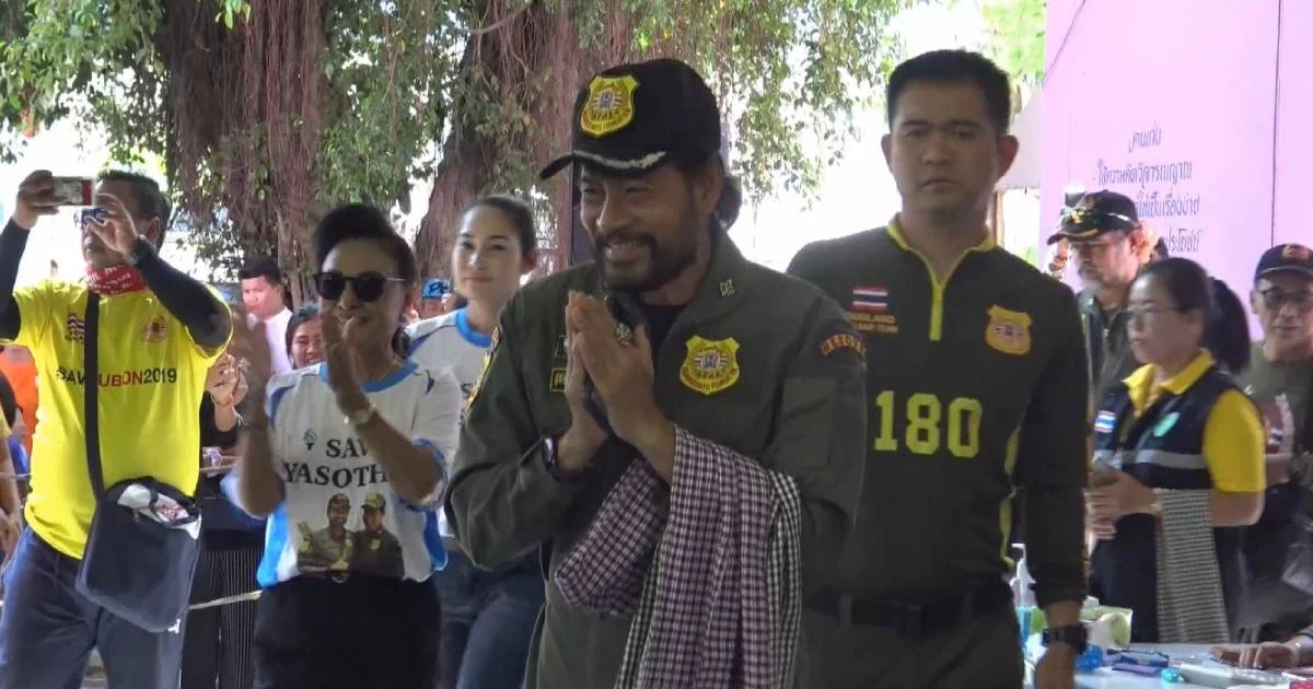 “บิณฑ์” ลงพื้นที่ยโสธร มอบเงินช่วยน้ำท่วมแทนคนไทยทั้งประเทศ