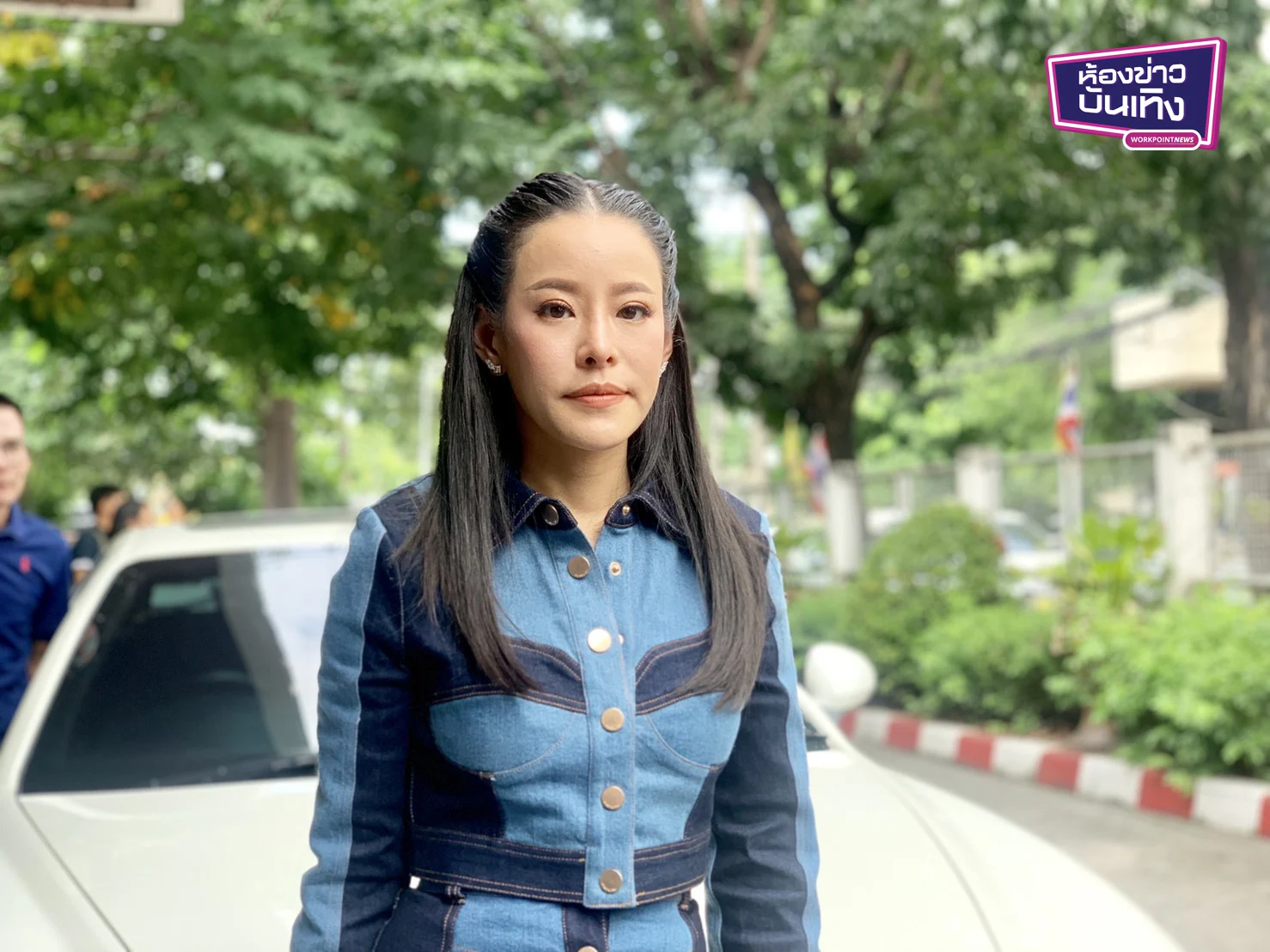 หนิง-สามีนำรถหรูเข้าพบเจ้าที่ตำรวจ
