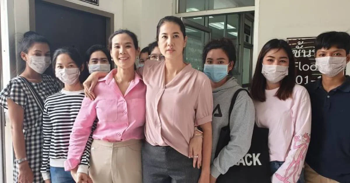 ปารีณา-กุลวดี ส.ส.พปชร. นำผู้ถูกจับละเมิดลิขสิทธิ์ราชบุรีแจ้งความ
