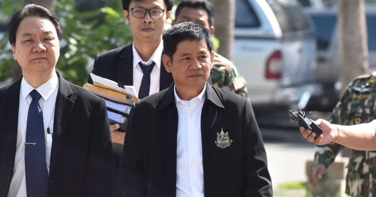“ชัยวัฒน์” เข้ามอบตัวคดีบิลลี่ที่ดีเอสไอ ยันไม่หนีพร้อมสู้คดี ตัดพ้อตกเป็นจำเลยสังคม