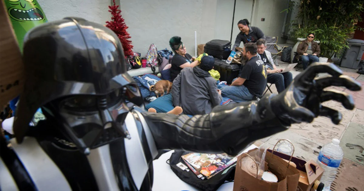 แฟน ๆ Star Wars ในแอลเอ ตั้งแคมป์นอกโรงหนังเพื่อรอชมภาพยนตร์