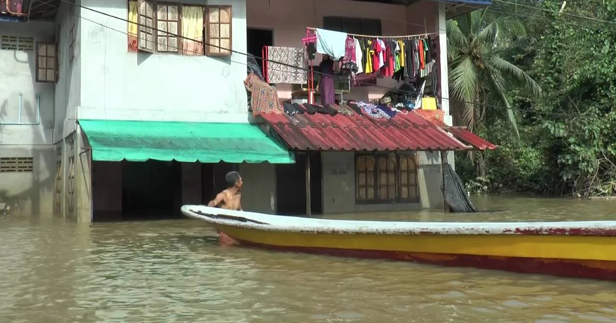 นราธิวาสน้ำท่วมระลอก 2 ประกาศเขตอุทกภัย 5 อำเภอ น้ำสูงกว่าตลิ่งเกือบ 2 เมตร