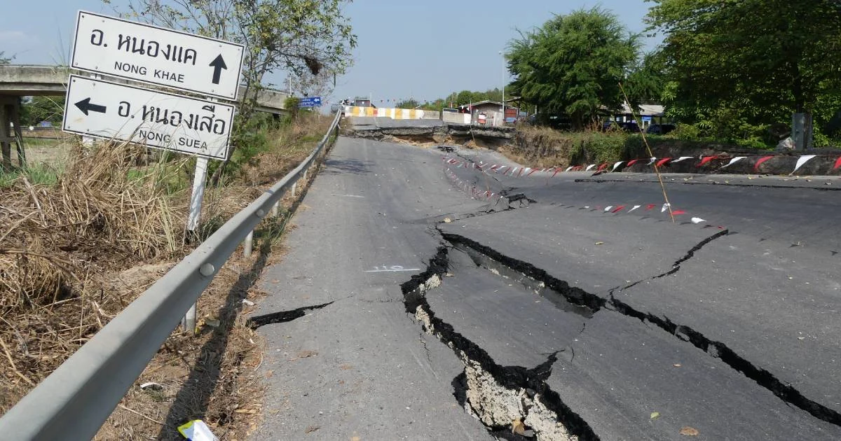 คลอง 13 ปทุมธานี น้ำแห้ง-ถนนทรุดลึก 2 เมตร ต้องปิดเส้นทางไป อ.หนองแค สระบุรี