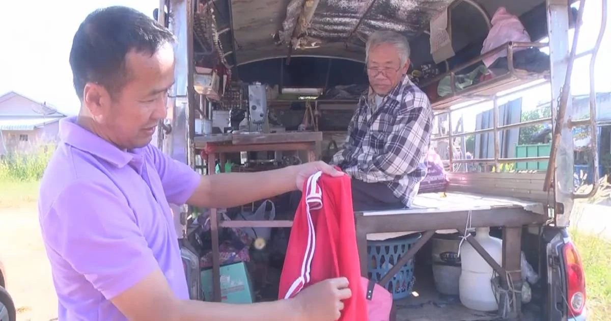 คุณตาตระเวนรับซ่อมเสื้อผ้า ปลายปีลูกค้าเยอะ คนใช้เงินเที่ยวไม่ซื้อของใหม่