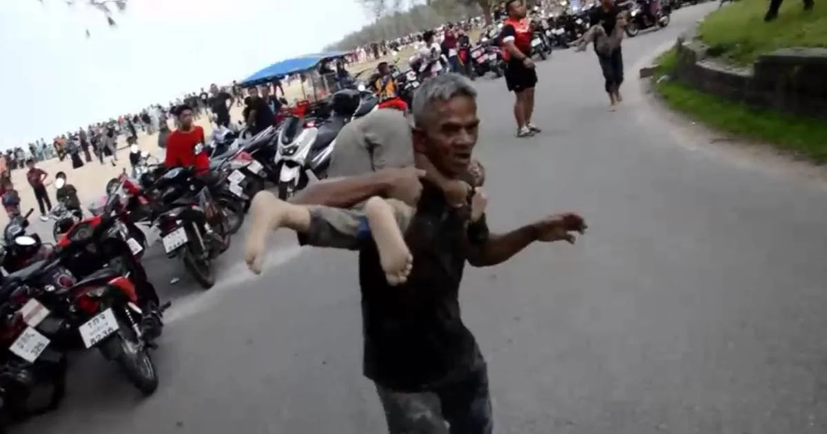 ฮีโร่ช่วยเด็กลงน้ำ ไม่ลังเลวิ่งลงทะเล แม้ว่ายน้ำไม่เป็น
