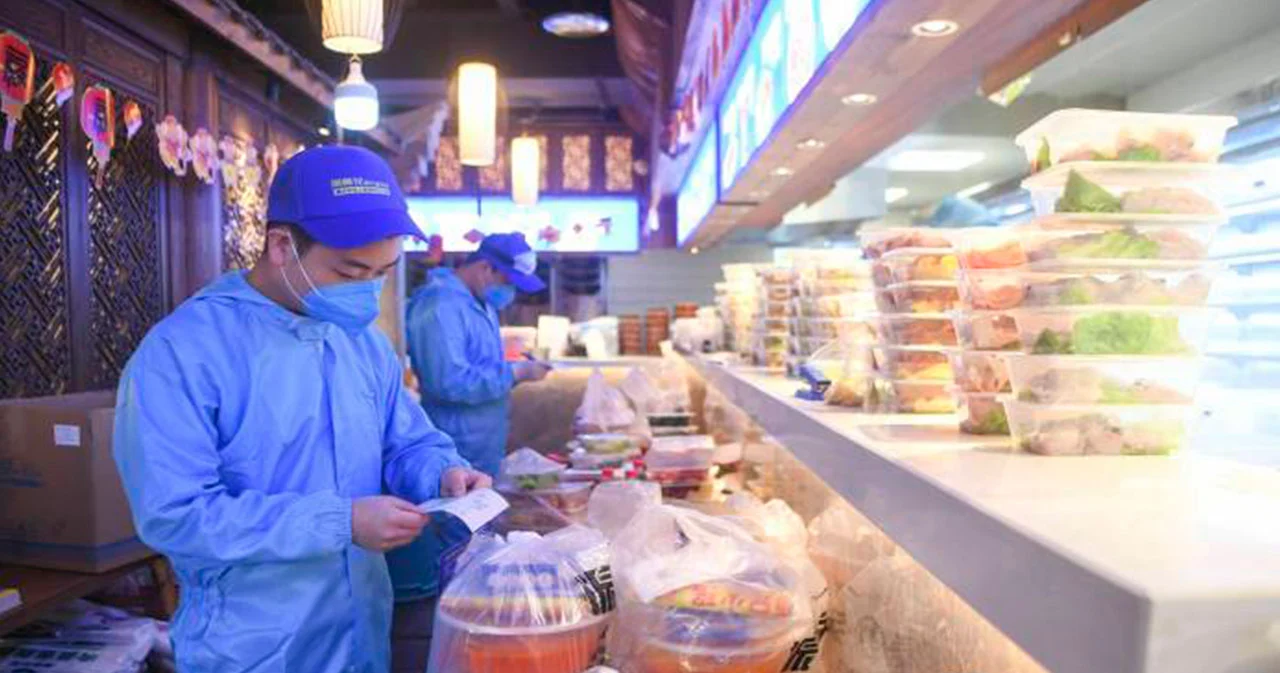 ร้านอาหารในฉงชิ่งผุดไอเดียส่งหม้อไฟถึงหน้าบ้าน ลดความเสี่ยงติดเชื้อไวรัสโคโรนา