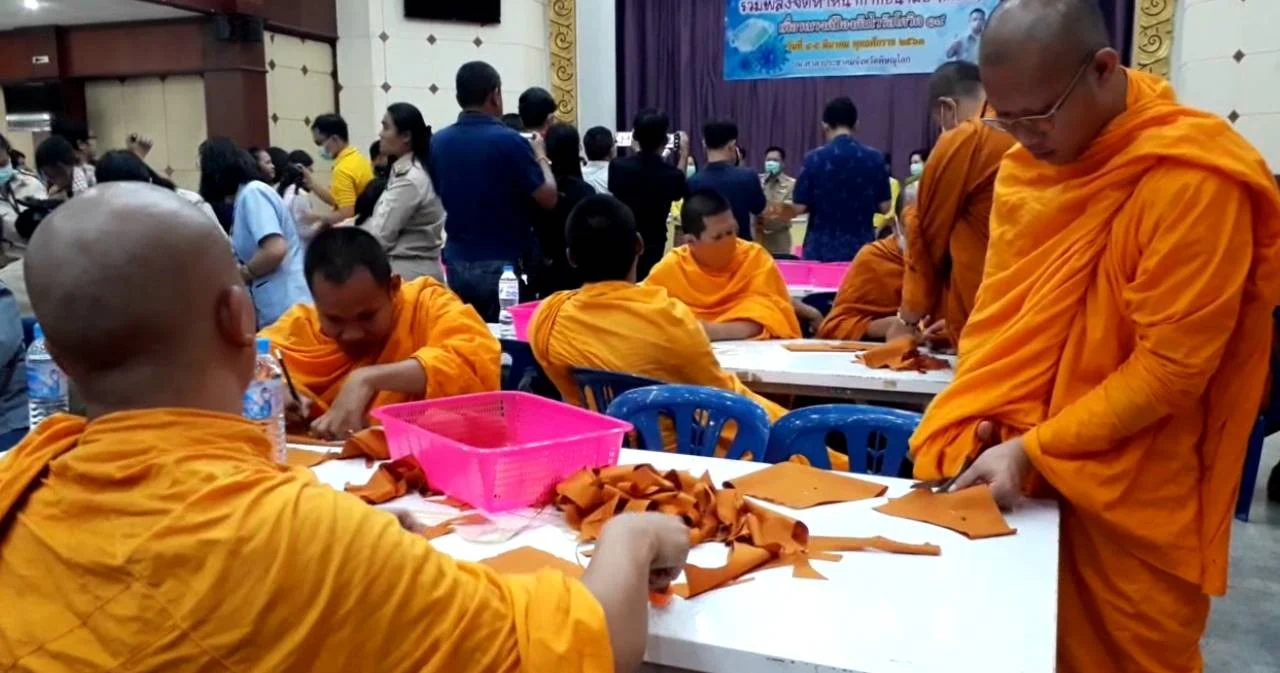 คณะสงฆ์พิษณุโลก ร่วมผลิตหน้ากากอนามัย ป้องกันโควิด-19 แจกวัดและหน่วยงาน