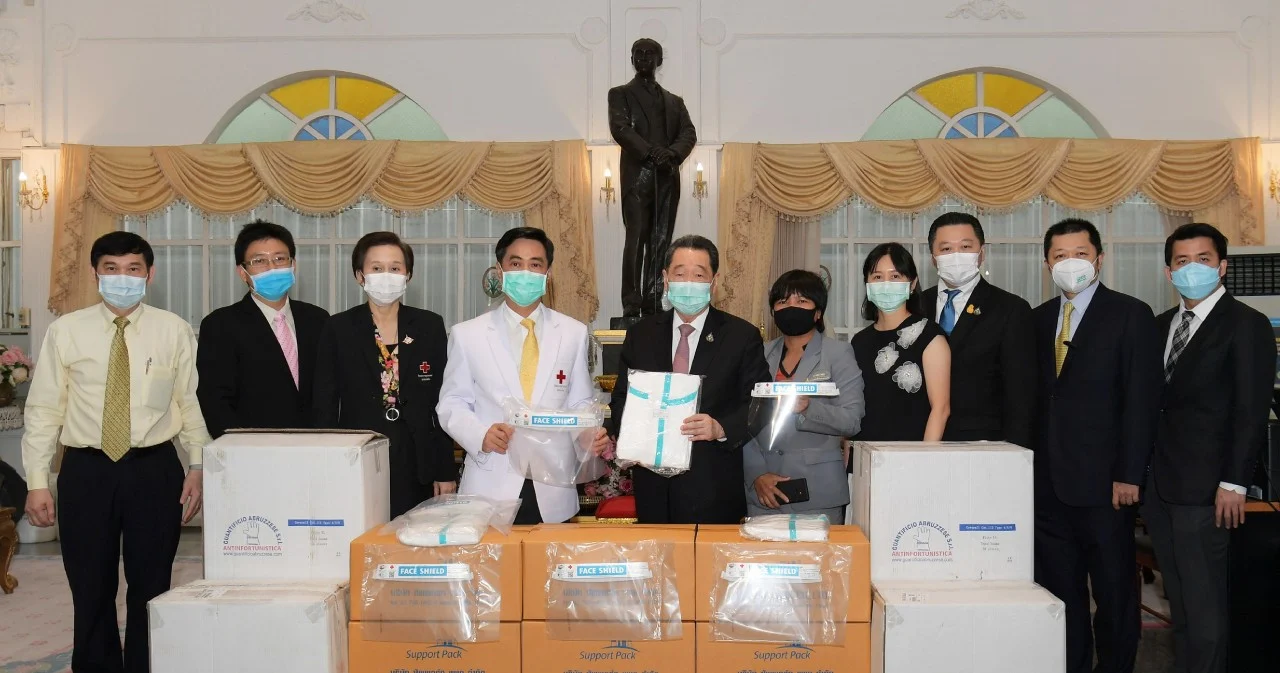‘เจ้าสัวธนินท์’ นำทีมผู้บริหารเครือเจริญโภคภัณฑ์ มอบชุดคลุมป้องกันเชื้อ-Face Shield ให้ รพ.จุฬาฯ