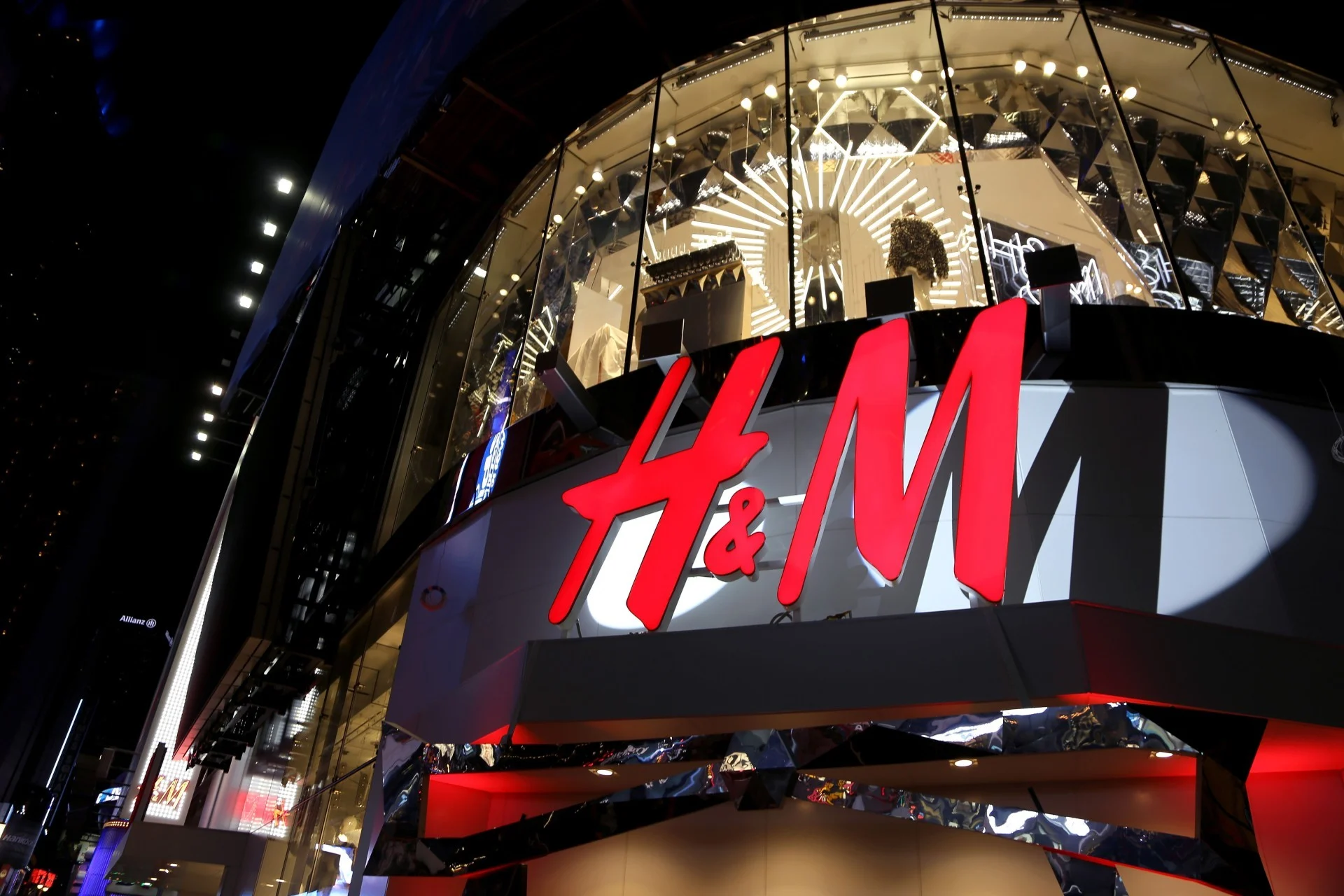H&M โดนสั่งปรับ 1,300 ล้านบาท ข้อหาล้วงข้อมูลพนักงานที่เยอรมนี