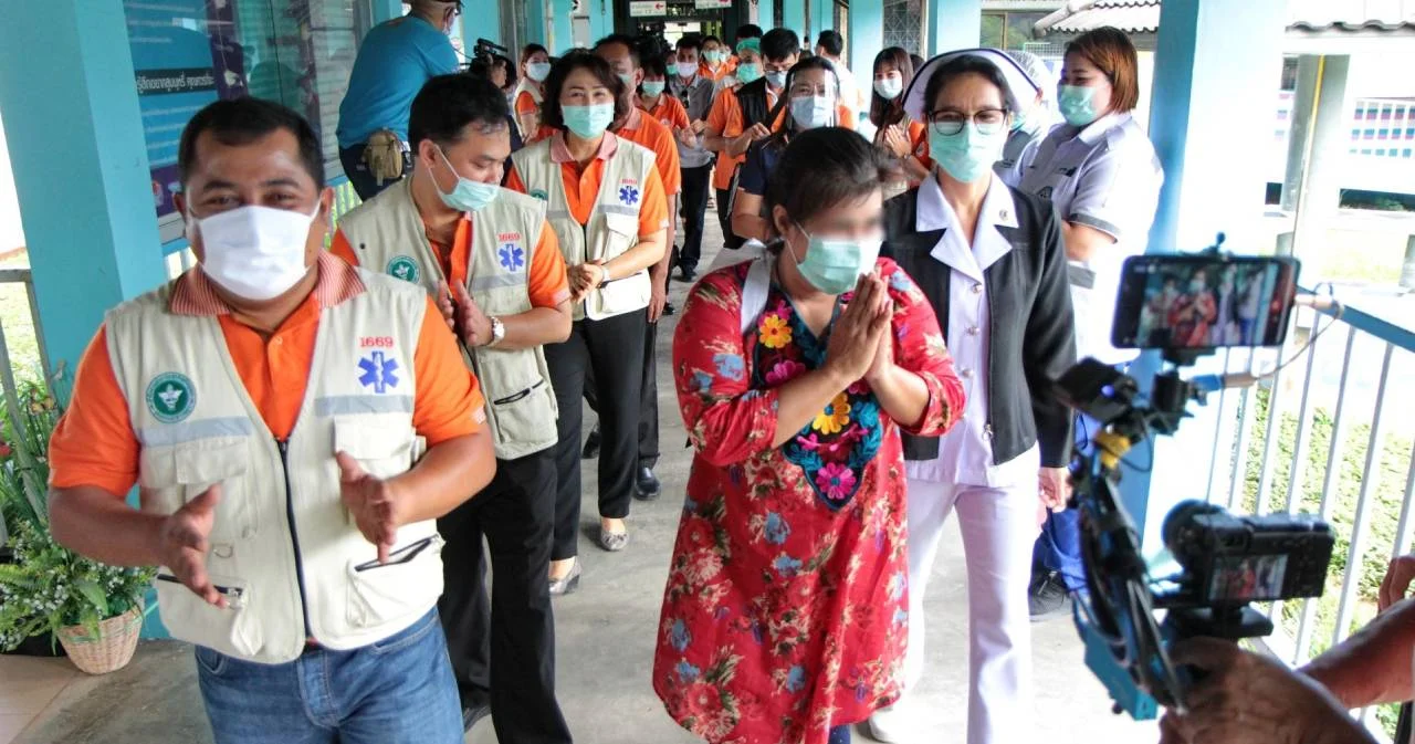 ชุมพรส่งผู้ป่วยโควิดรายสุดท้ายกลับบ้าน หลังรักษายาว 58 วัน คาดซากเชื้อตกค้างตรวจซ้ำจนแน่ใจ