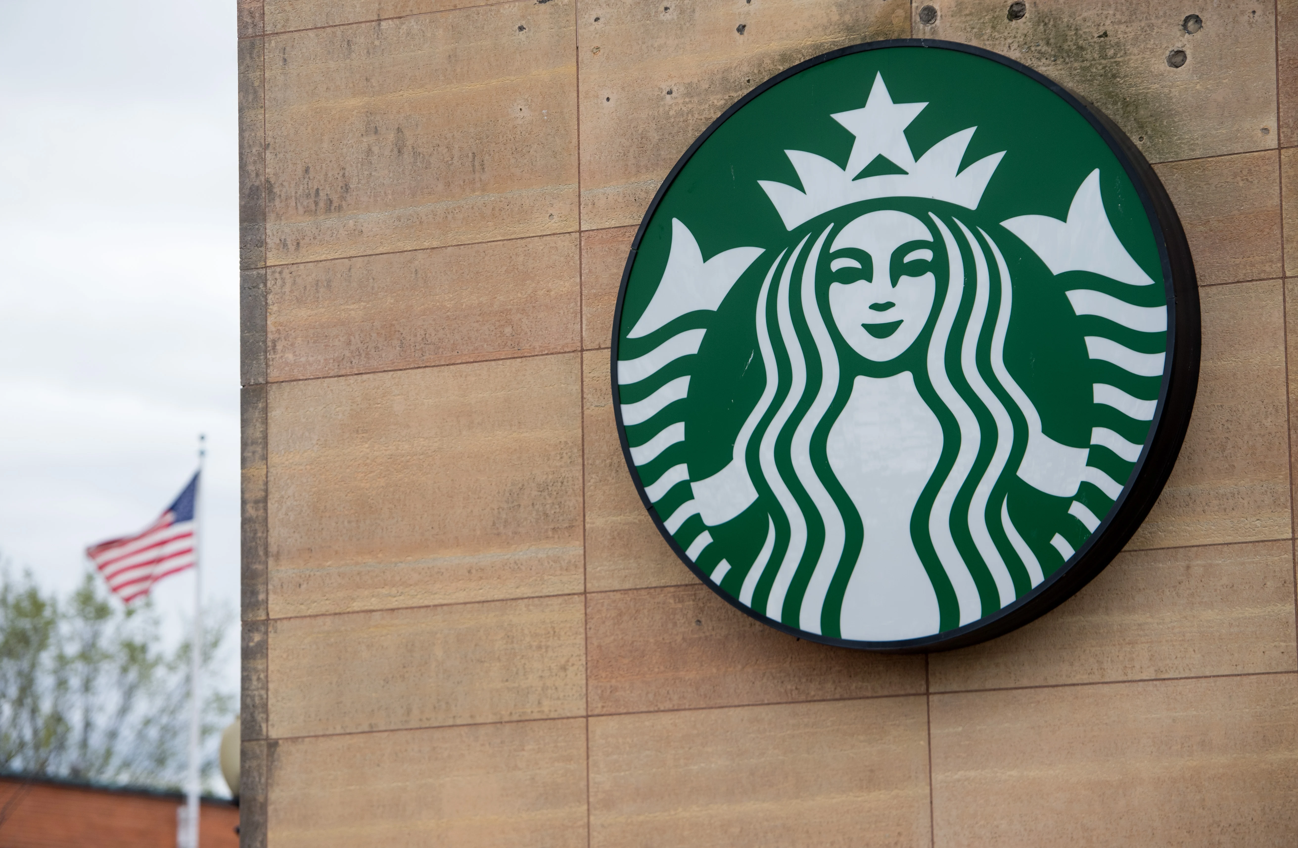 พนักงานสตาร์บัคส์ได้ทิป 6 แสน จากการปฏิเสธให้บริการลูกค้า ที่ไม่ยอมใส่หน้ากากตามข้อกำหนด